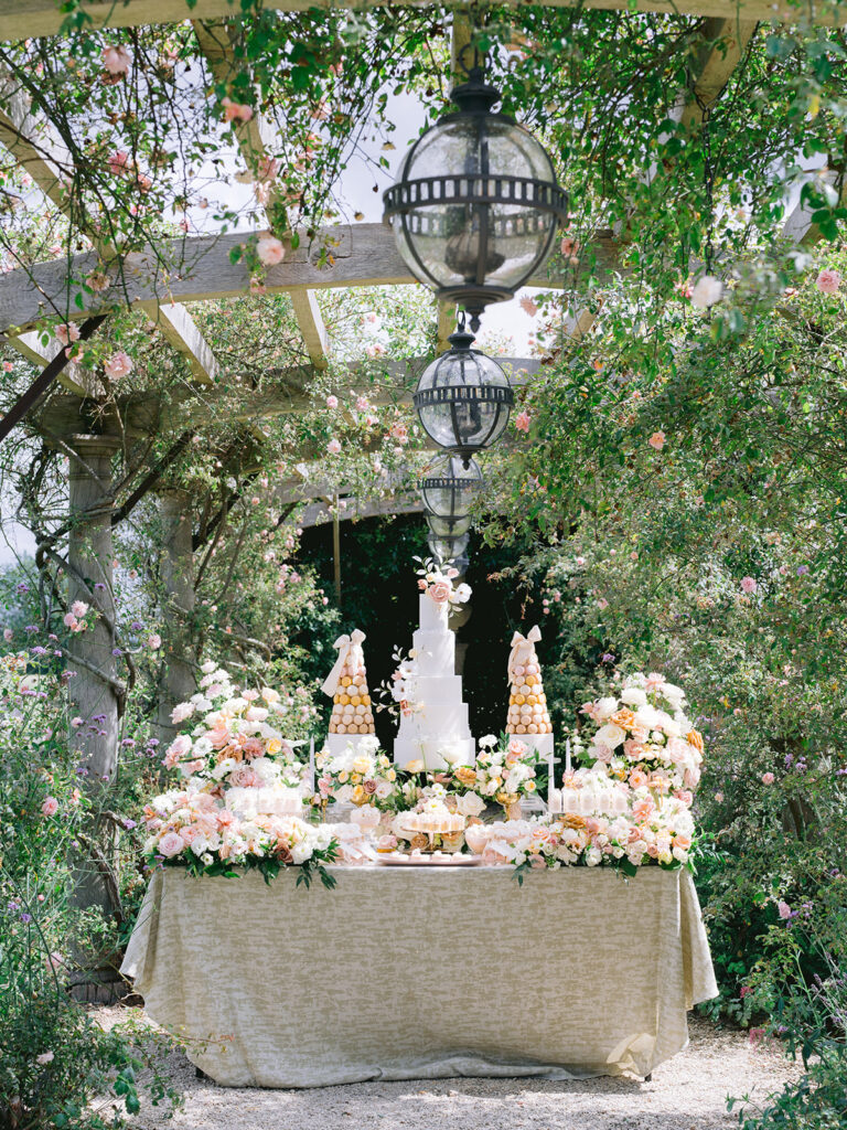 Euridge Manor cotswolds wedding venue flowers by Flourish and Grace cake by Erzulie Cakes